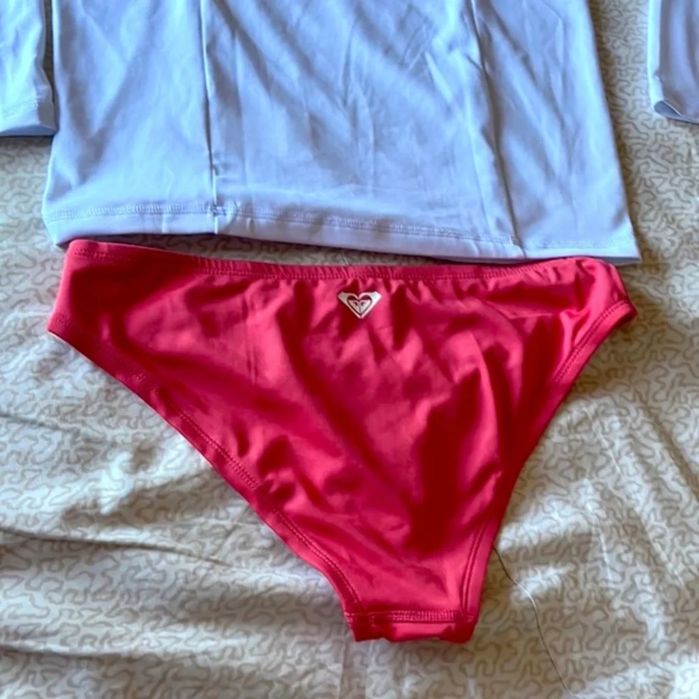 NWT Roxy Girls White Rashguard with Pink Bikini Set that fits size 12/14